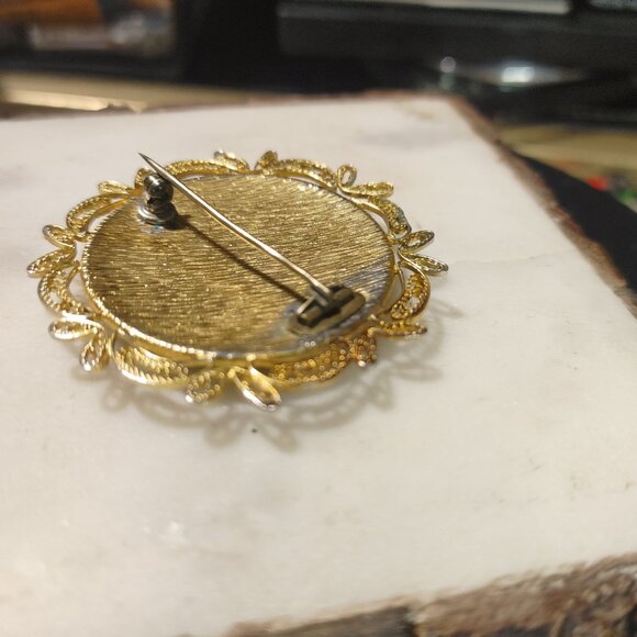 Vintage Damascene Gold Brooch Pin Enamel Floral Flower Filigree Edge Bird - Picture 7 of 10